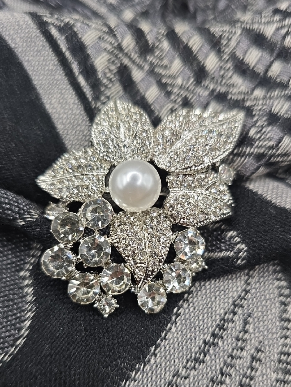 Elegant Femenine Brooch Pin Flower/Faux Pearl White Rhinestones Costume Jewelry